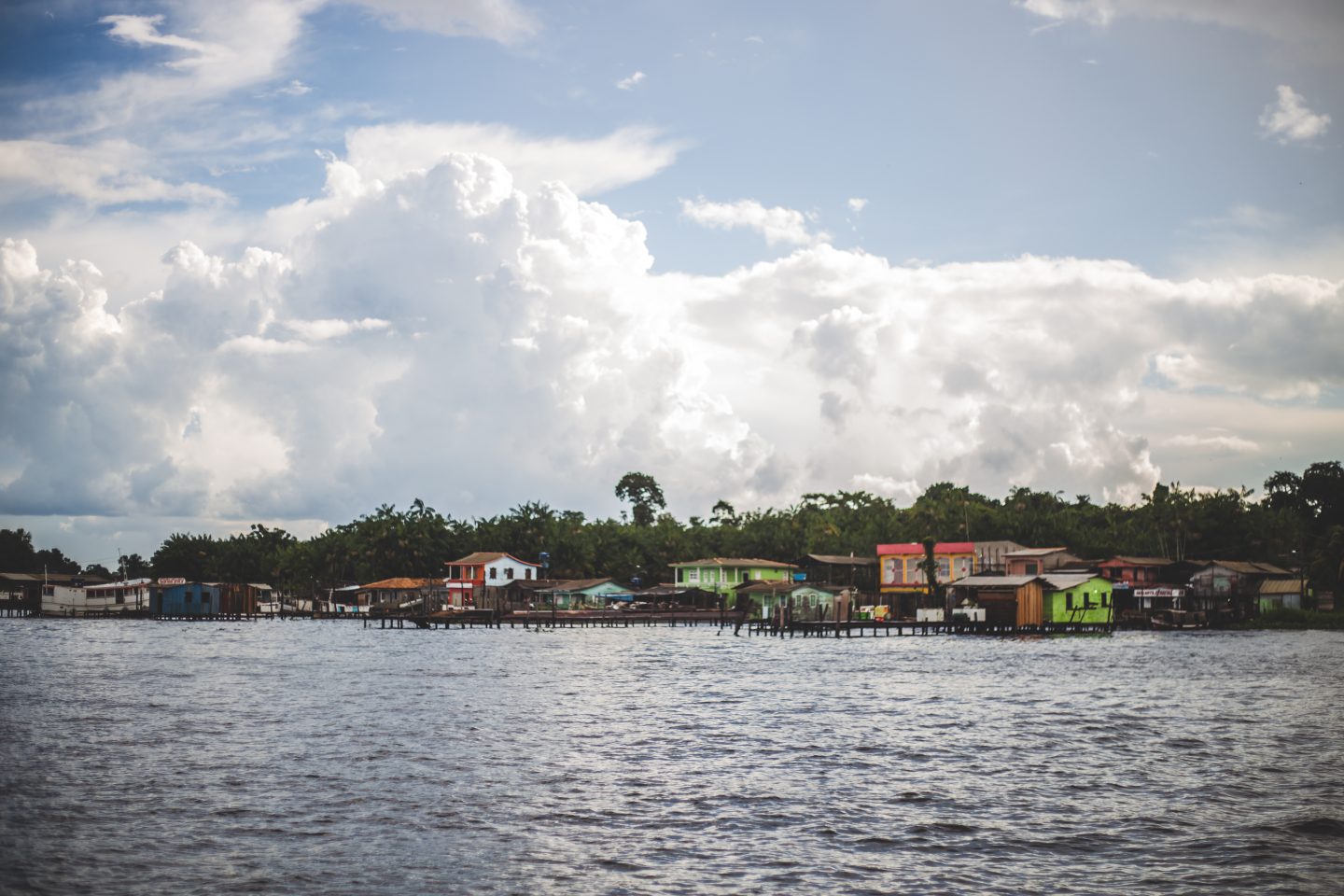Portel, na Ilha de Marajó, vista do rio: baixo índice de desenvolvimento humano e fragilidade na luta contra a covid-19. Foto de Vitória Leona (Lute Sem Fronteiras)