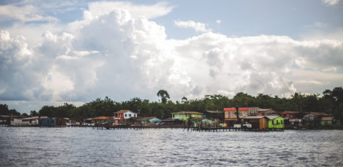Portel, na Ilha de Marajó, vista do rio: baixo índice de desenvolvimento humano e fragilidade na luta contra a covid-19. Foto de Vitória Leona (Lute Sem Fronteiras)