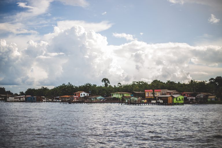 Portel, na Ilha de Marajó, vista do rio: baixo índice de desenvolvimento humano e fragilidade na luta contra a covid-19. Foto de Vitória Leona (Lute Sem Fronteiras)