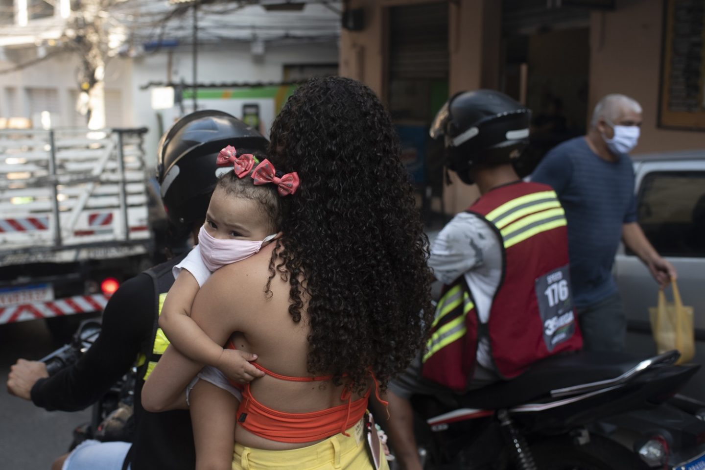 Moradores caminham pelas vielas da Rocinha. A favela tem uma das maiores taxas de mortalidade da cidade. Foto Fabio Teixeira/NurPhoto