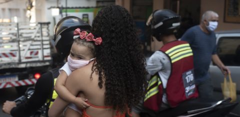 Moradores caminham pelas vielas da Rocinha. A favela tem uma das maiores taxas de mortalidade da cidade. Foto Fabio Teixeira/NurPhoto