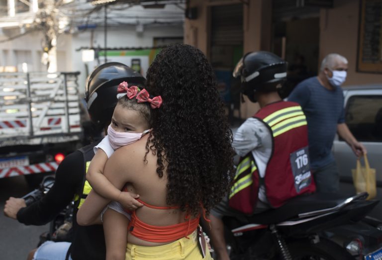 Moradores caminham pelas vielas da Rocinha. A favela tem uma das maiores taxas de mortalidade da cidade. Foto Fabio Teixeira/NurPhoto