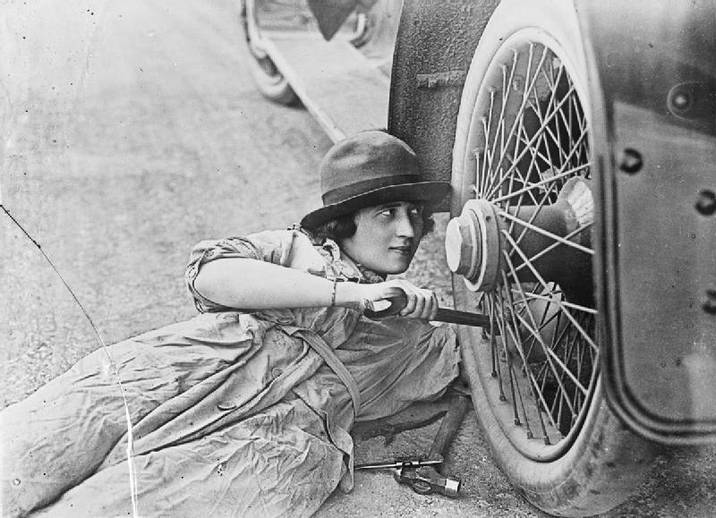 Mulher no local de trabalho durante a Primeira Guerra Mundial: conflito fez com que mulheres partissem para ofícios braçais que necessitavam do uso de roupas leves (Foto: Nicholls Horace / Public domain)