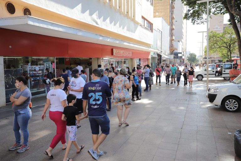 Calçadão cheio em plena pandemia em Ribeirão Preto, cidade-pólo no interior de São Paulo: potencial de propagação da covid-19 semelhante ao das capitais (Foto: Alexandre de Azevedo/Prefeitura de Ribeirão Preto)