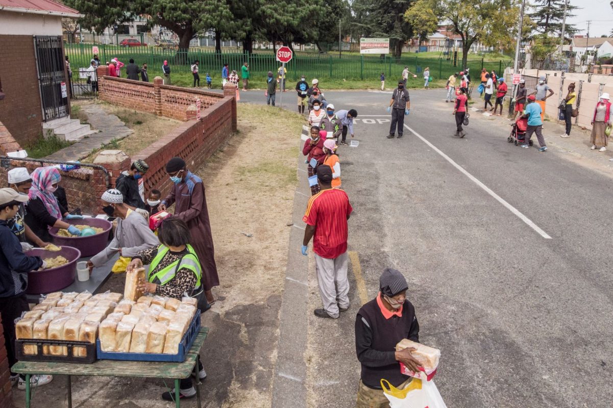 Moradores de Johannesburgo, na África do Sul, fazem fila para receber alimentos: pandemia aumenta a fome no mundo (Foto: Marco Longari/AFP)