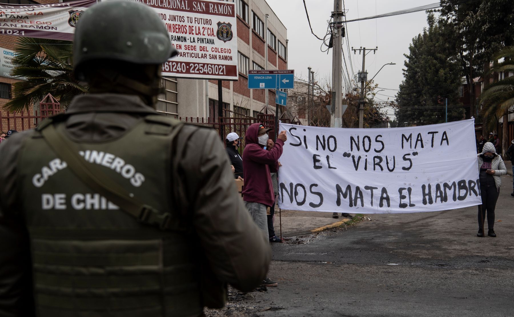 Manifestantes protestam em Santiago, no Chile, contra as dificulades em conseguir auxílio emergencial durante a pandemia: "Se não nos mata o vírus, nos mata a fome" (Foto: Martin Bernetti/AFP)