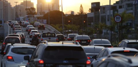 Carros atravancados no Rio de Janeiro: cenário cada vez mais inviável e venenoso em diversos aspectos. Foto Fernando Frazão/Agência Brasil