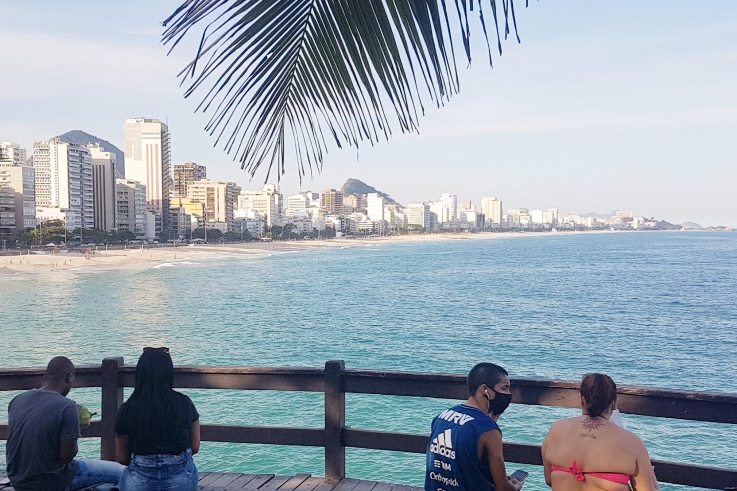 Casais - com e sem máscara - no fim de tarde do Mirante do Leblon: saudades do presente (Foto: Oscar Valport