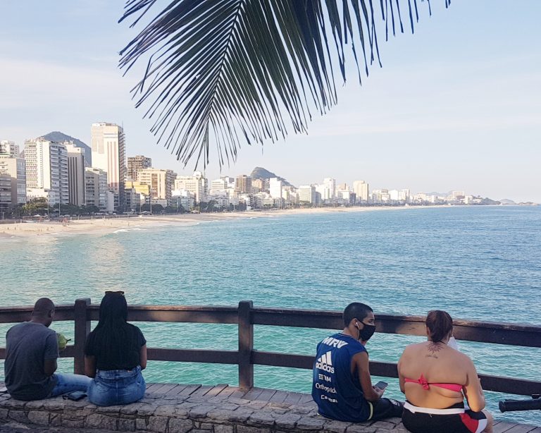 Casais - com e sem máscara - no fim de tarde do Mirante do Leblon: saudades do presente (Foto: Oscar Valport