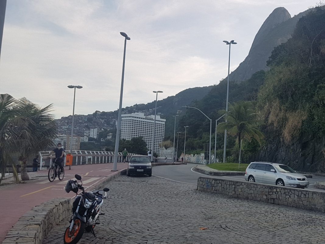 Curvas da Niemeyer, luxo do Sheraton e as casas do Vidigal: vista no caminho para São Conrado (Foto: Oscar Valporto)