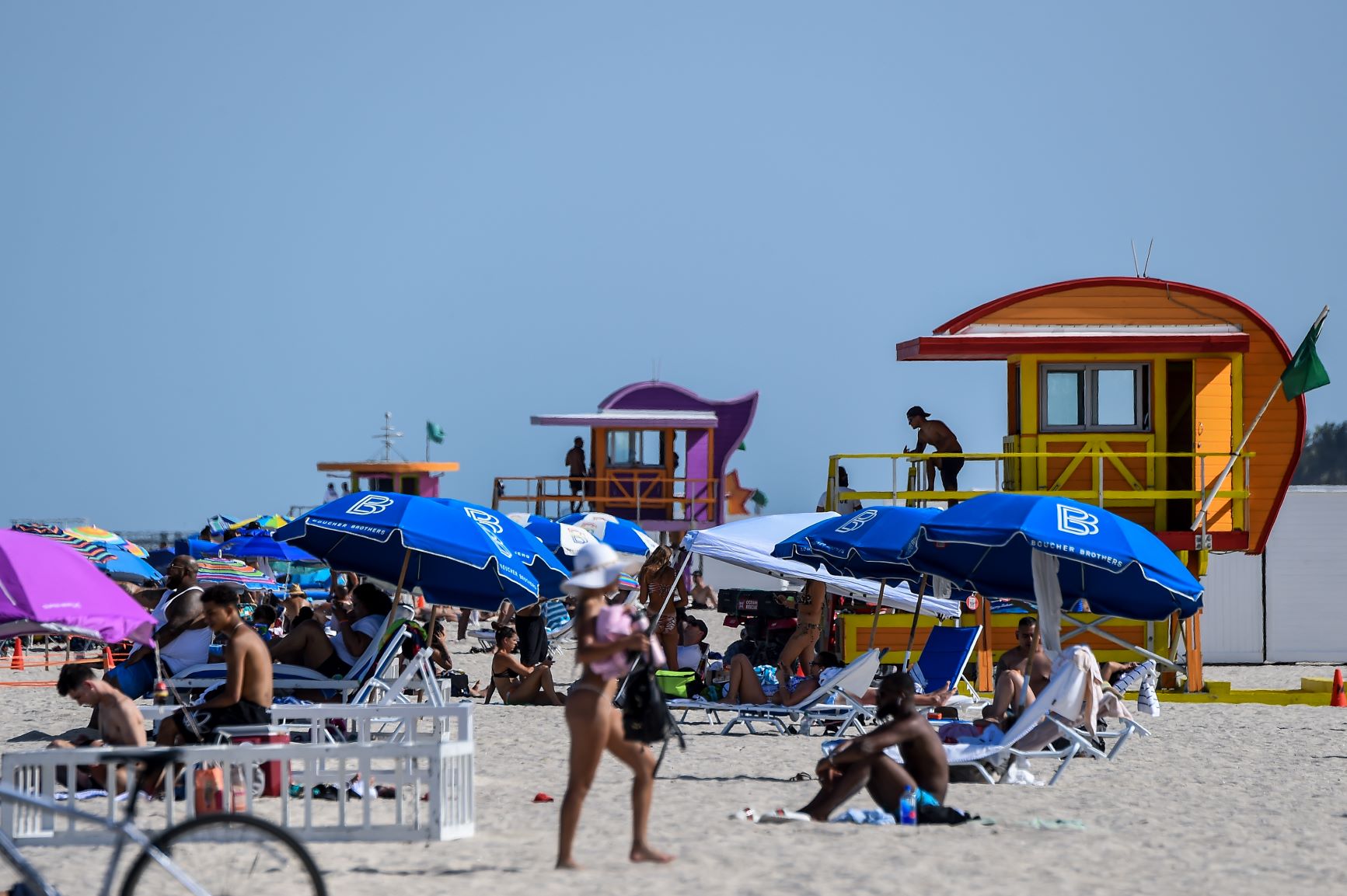 Praia cheia em Miami Beach: Flórida tem recorde de novos casos e retoma restrições (Foto: Chandann Khanna/AFP)