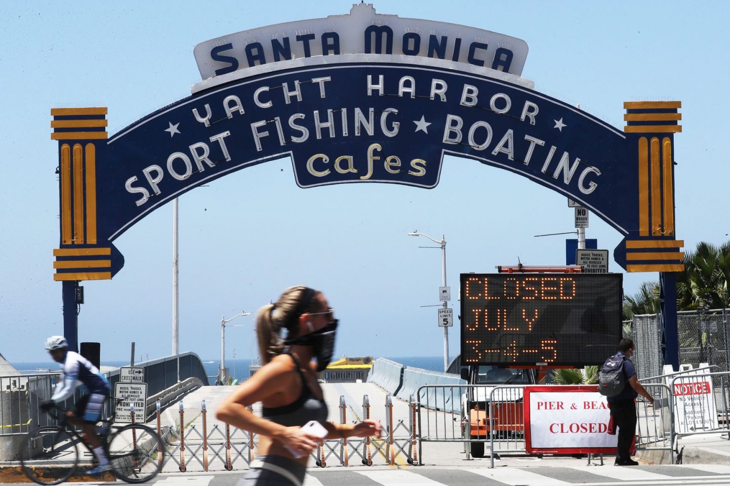 Praia fechada na Califórnia no feriadão do Dia da Independência: 40 estados enfrentam aceleração do número de casos (Foto: Mario Tama/AFP)