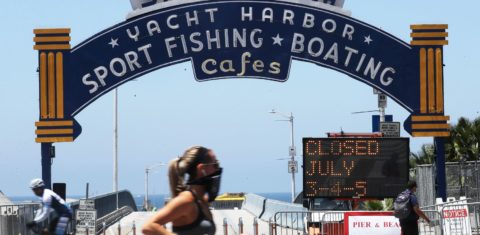 Praia fechada na Califórnia no feriadão do Dia da Independência: 40 estados enfrentam aceleração do número de casos (Foto: Mario Tama/AFP)