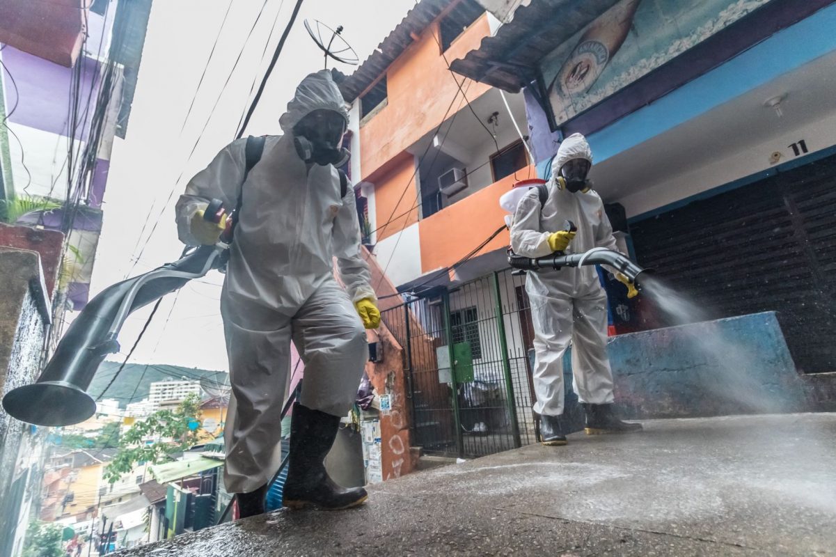 Caça Coronas em ação na sanitização do Santa Marta: cinco horas de trabalho, duas vezes, para percorrer vielas e becos (Foto: Ellan Lustosa)