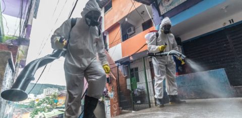 Caça Coronas em ação na sanitização do Santa Marta: cinco horas de trabalho, duas vezes, para percorrer vielas e becos (Foto: Ellan Lustosa)