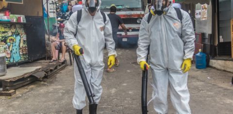 Os irmãos Tandy e Thiago na entrada da favela: iniciativa voluntária para barrar coronavírus na comunidade (Foto: Ellan Lustosa)