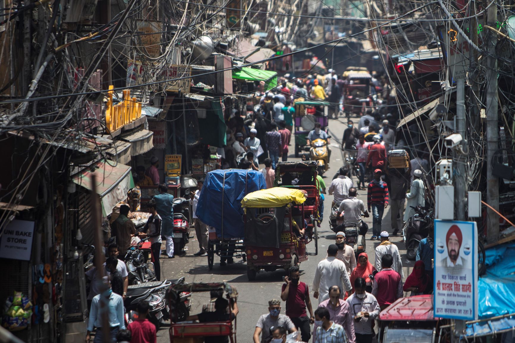 Rua movimentada em Nova Délhi, capital da Índia: flexibilização das rígidas medidas restritivas geraram disparada de casos e mortes nas últimas semanas (Foto: Xavier Galiana/AFP)