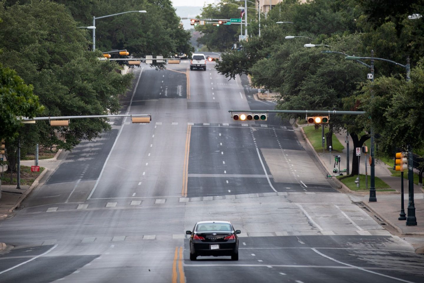 Rua praticamente deserta em Austin, Texas, com lockdown contra a pandemia: redução da poluição sonora em todo o mundo (Foto: Montinique Monroe/AFP)