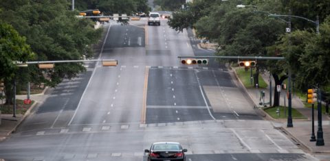 Rua praticamente deserta em Austin, Texas, com lockdown contra a pandemia: redução da poluição sonora em todo o mundo (Foto: Montinique Monroe/AFP)