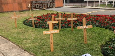 Cruzes colocadas em frente à Universidade Positivo: protesto por demissão de professores e extinção de cursos (Foto: Movimento Resiste UP)