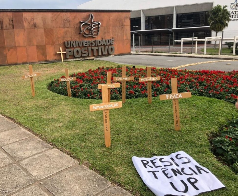 Cruzes colocadas em frente à Universidade Positivo: protesto por demissão de professores e extinção de cursos (Foto: Movimento Resiste UP)