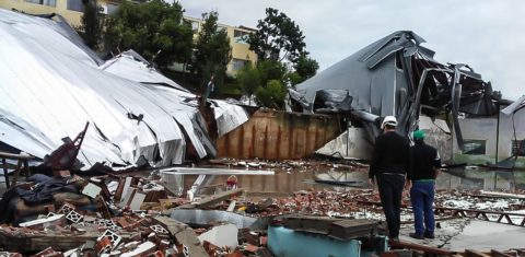 Galpão destruído no município catarinense de Palmitos: ciclone bomba ameaça se tornar o novo normal na Região Sul com crise climática (Foto: Divulgação/DCSC)