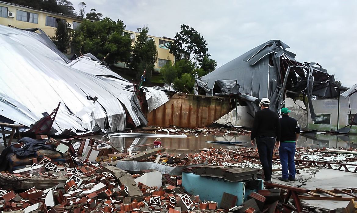 Galpão destruído no município catarinense de Palmitos: ciclone bomba ameaça se tornar o novo normal na Região Sul com crise climática (Foto: Divulgação/DCSC)