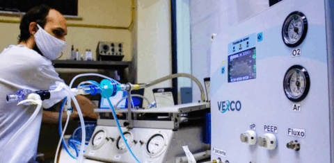 Ventilador desenvolvido na UFRJ em parceria com outras instituições: teste com sucesso em pacientes e custo muito menor (Foto: Coppe/UFRJ