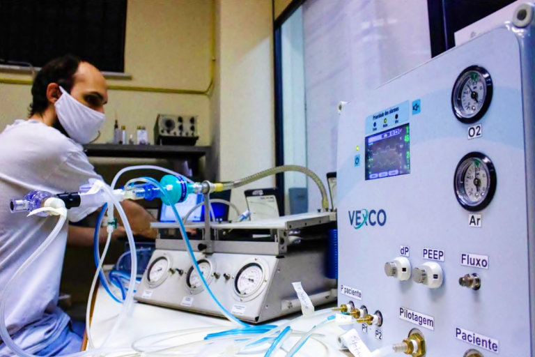 Ventilador desenvolvido na UFRJ em parceria com outras instituições: teste com sucesso em pacientes e custo muito menor (Foto: Coppe/UFRJ