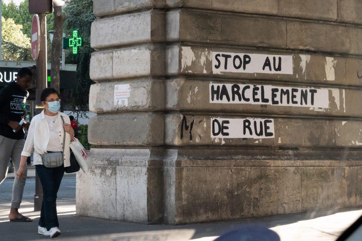Mensagem em uma rua no centro de Paris pede o fim do assédio sexual. Foto Riccardo Milani / Hans Lucas via AFP