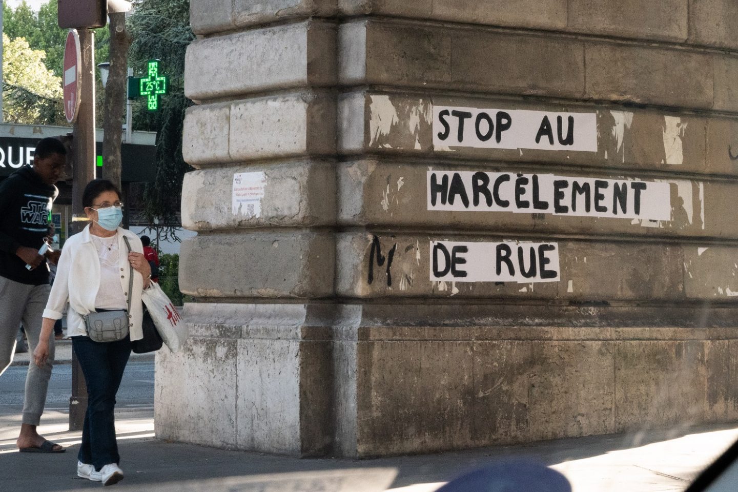 Mensagem em uma rua no centro de Paris pede o fim do assédio sexual. Foto Riccardo Milani / Hans Lucas via AFP