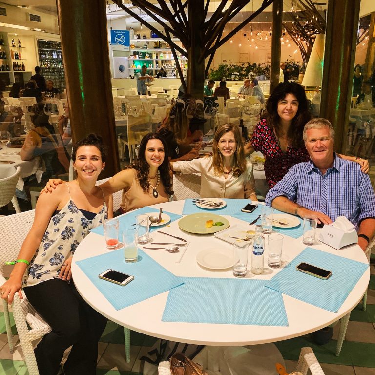 Alfredo Sirkis em um almoço, em 2019, com a mulher Ana Borelli, a equipe CBC e Karenna Gore. Foto Arquivo Pessoal