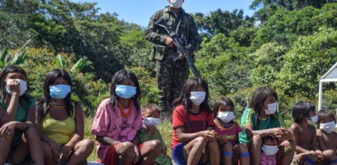 Em meio à pandemia, indígenas Yanomami se reúnem no 5º Pelotão da Fronteira Especial em Auari, no estado de Roraima. Foto Nelson Almeida/AFP