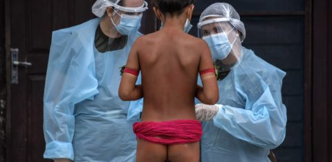 Membros da equipe médica das Forças Armadas conversam com um indígena da etnia Yanomami em um pelotão especial de fronteira, onde estão sendo realizados testes para a covid-19, em Roraima. Foto Nelson Almeida/AFP