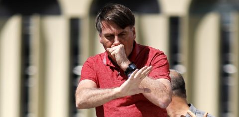 Em imagem feito no dia 19 de abril, em Brasília, o presidente Bolsonaro tosse enquanto fala depois de se juntar a seus apoiadores que estavam participando de uma carreata para protestar contra medidas de quarentena e distanciamento social para combater o novo coronavírus. Foto Sérgio Lima/AFP