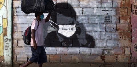 Grafite no Rio de Janeiro mostra o presidente Bolsonaro usando máscara contra a covid-19 sobre o olhos. Foto Bárbara Dias/AGIF