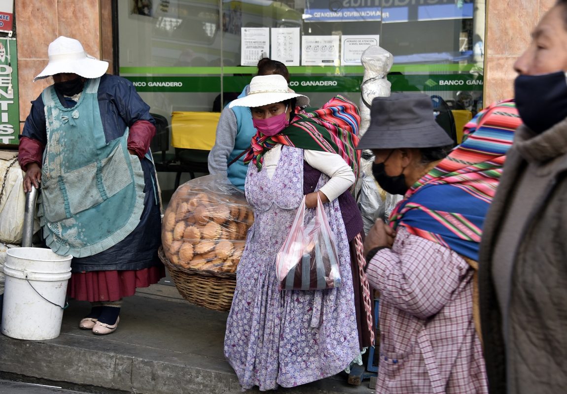 Em meio à pandemia do novo coronavírus, mulheres indígenas aimarás usam máscaras em um mercado em La Paz. Foto Aizar Raldes/AFP