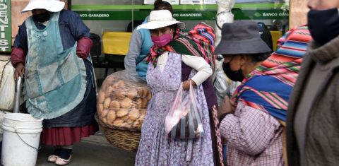 Em meio à pandemia do novo coronavírus, mulheres indígenas aimarás usam máscaras em um mercado em La Paz. Foto Aizar Raldes/AFP