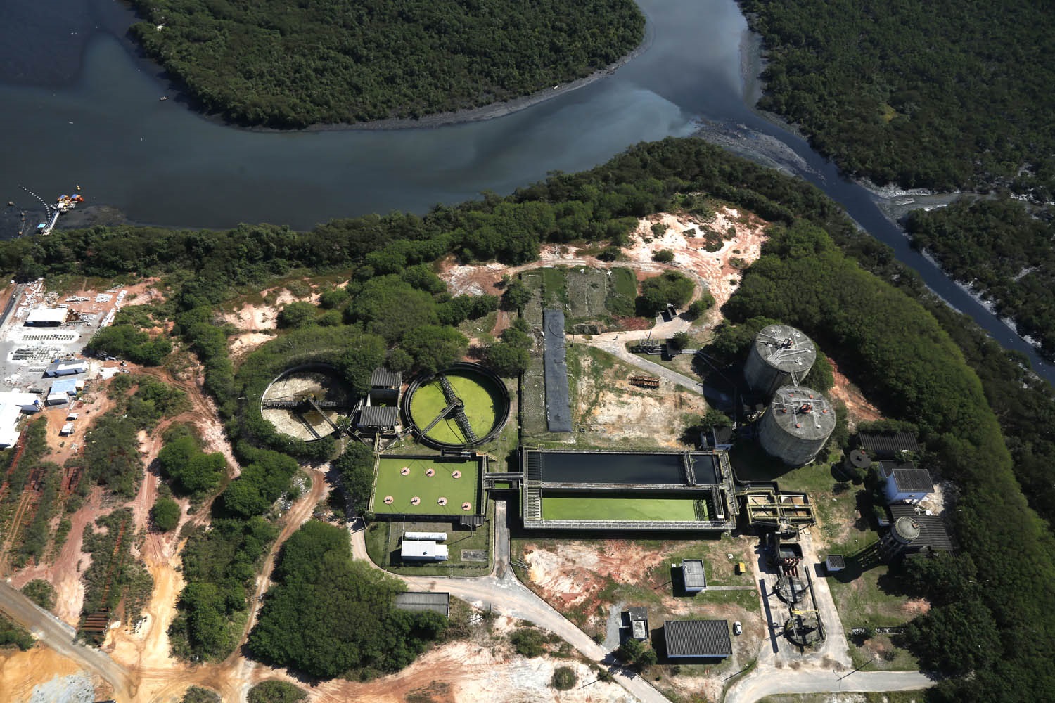 A Estação de Tratamento de Esgoto de São Gonçalo, com o poluído Canal Boaçu do lado direito. Foto Custódio Coimbra
