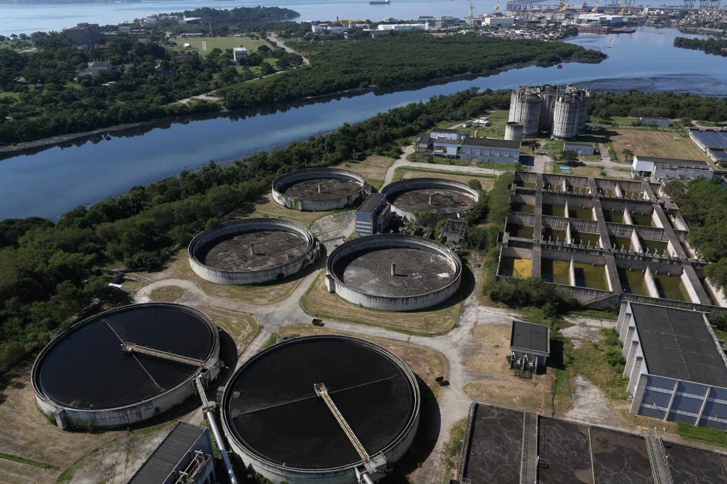 Vista aérea da Estação de Tratamento Alegria, no Cajú. Projetada para tratar 5 mil litros de esgoto, trata apenas 1.900 litros. Foto Custódio Coimbra