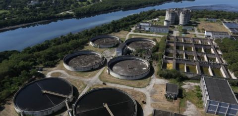 Vista aérea da Estação de Tratamento Alegria, no Cajú. Projetada para tratar 5 mil litros de esgoto, trata apenas 1.900 litros. Foto Custódio Coimbra