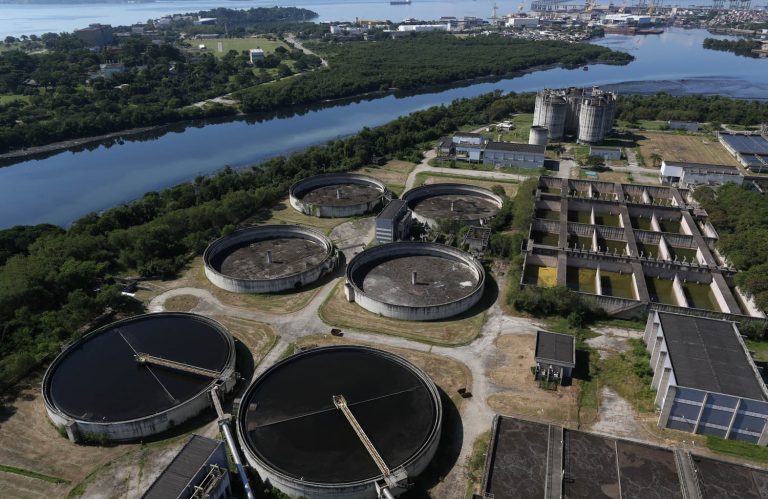 Vista aérea da Estação de Tratamento Alegria, no Cajú. Projetada para tratar 5 mil litros de esgoto, trata apenas 1.900 litros. Foto Custódio Coimbra