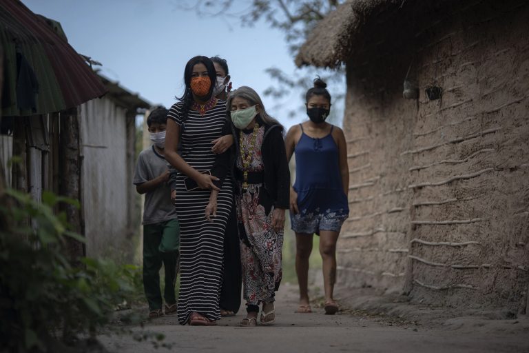 Uma indígena guarani idosa é acompanhada a um posto de saúde para um teste da covid-19 no campo da tribo São Mata Verde Bonita, em Maricá, no Rio de Janeiro. Foto Mauro Pimentel/AFP