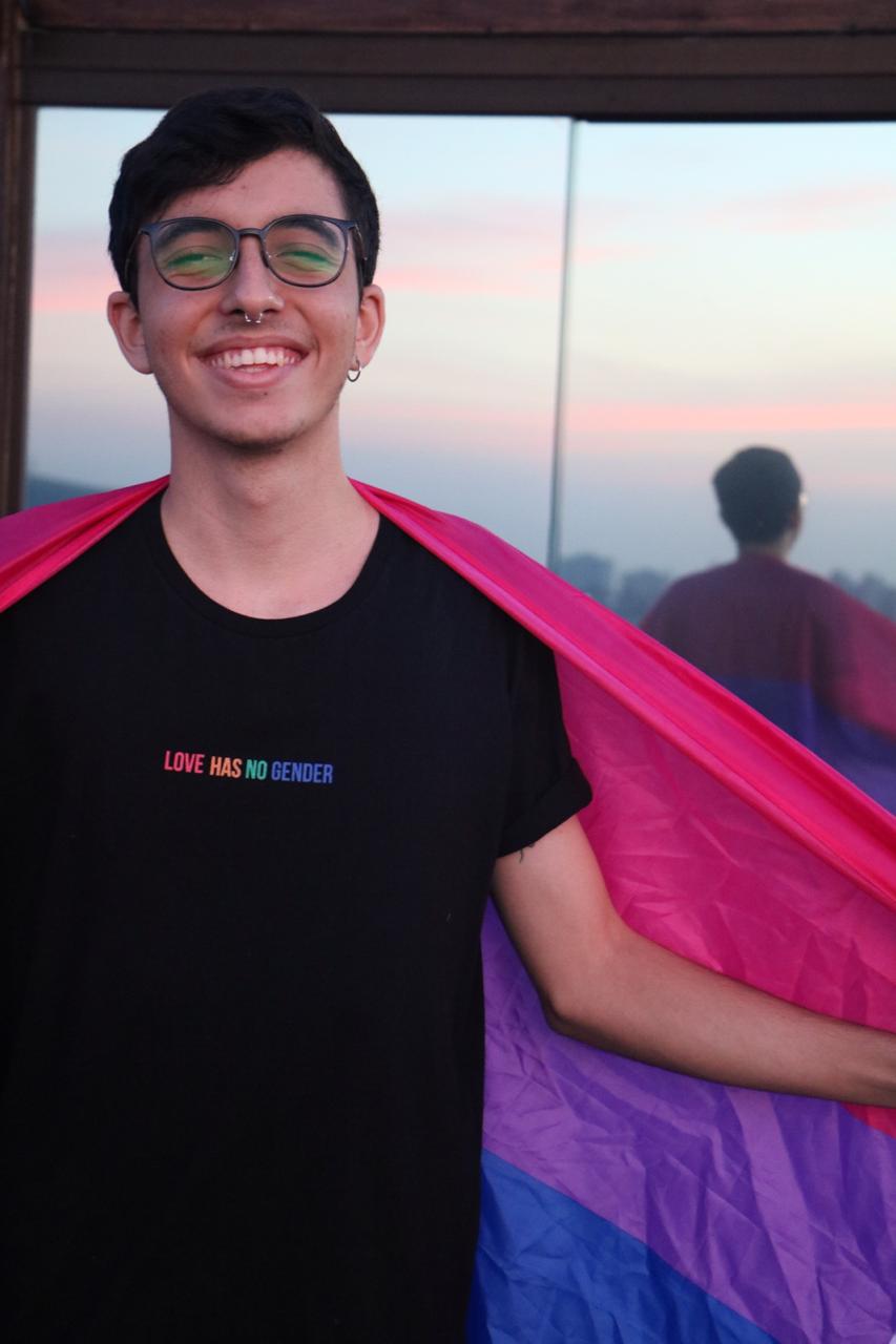 Gabriel Moreira, 20 anos, erguendo a bandeira bissexual l Foto: Rogério Fontes