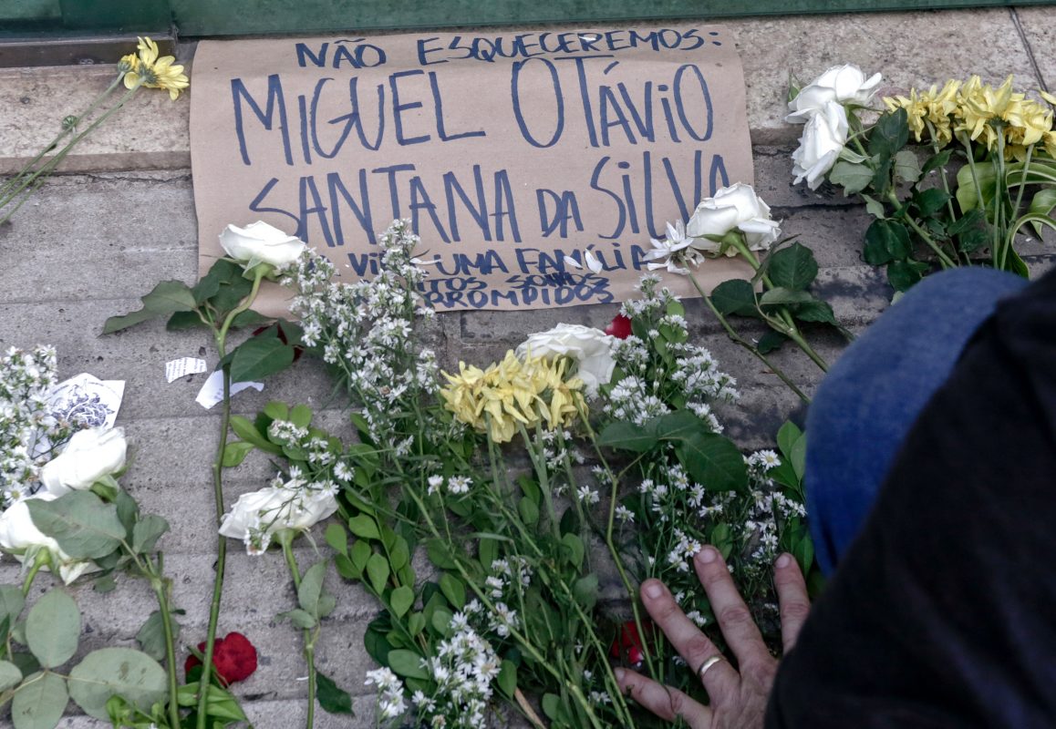 Protesto na porta do prédio de ricos de onde caiu o menino Miguel, filho da doméstica Mirtes Santana de Souza: opressão e vulnerabilidade na pandemia. Foto de Leo Malafaia (AFP)