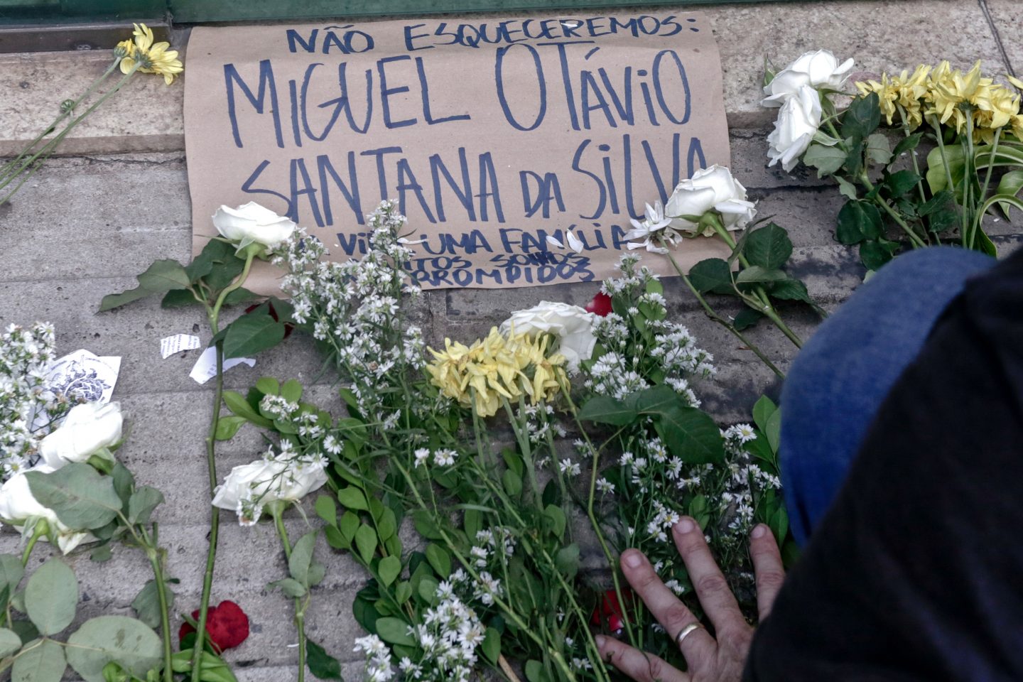 Protesto na porta do prédio de ricos de onde caiu o menino Miguel, filho da doméstica Mirtes Santana de Souza: opressão e vulnerabilidade na pandemia. Foto de Leo Malafaia (AFP)