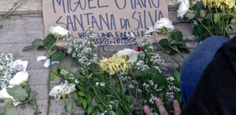 Protesto na porta do prédio de ricos de onde caiu o menino Miguel, filho da doméstica Mirtes Santana de Souza: opressão e vulnerabilidade na pandemia. Foto de Leo Malafaia (AFP)