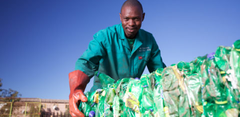 Colaborador da PETCO, empresa sul-africana de reciclagem do PET