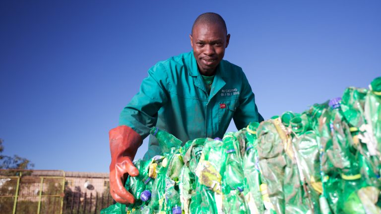 Colaborador da PETCO, empresa sul-africana de reciclagem do PET