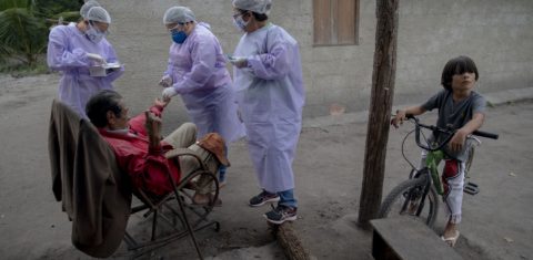 Profissionais de saúde aplicam o teste da covid-19 em indígena Guarani, em Maricá, no Rio de Janeiro. Foto Mauro Pimentel/AFP